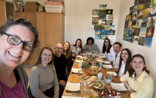 Gemeinsames Potluck Essen